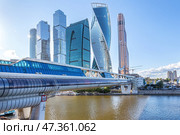 Пешеходный мост "Багратион" и башни Москва-сити на фоне голубого неба (2015) Стоковое фото, фотограф Лариса Гордеева / Фотобанк Лори
