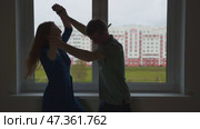 The silhouette of the young spouses swearing and fighting, but then reconciliation. Стоковое видео, видеограф Mikhail Davidovich / Фотобанк Лори