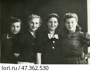 Компания улыбчивых девушек, 1940-е гг, СССР. Стоковое фото, фотограф Retro / Фотобанк Лори
