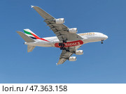 Самолёт А380-800 авиакомпании Emirates заходит на посадку в аэропорту города Дубай. Редакционное фото, фотограф Свитич Олег / Фотобанк Лори