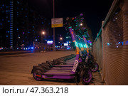 Москва, Россия. 21 марта 2025 г. Пункт проката фиолетовых электросамокатов ночью. Редакционное фото, фотограф Яна Проничева / Фотобанк Лори