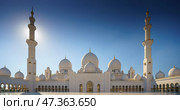 Abu Dhabi, United Arab Emirates - Jan 10 2024, panoramic view, Sheikh Zayed Grand Mosque in Abu Dhabi, the capital city of United Arab Emirates. Редакционное фото, фотограф Сергей Богомяко / Фотобанк Лори