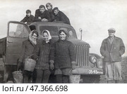 На уборке колхозной картошки. Девушки в ватниках с ведрами на фоне грузовика с юношами. 1970-е гг, СССР. Стоковое фото, фотограф Retro / Фотобанк Лори