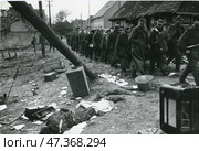 Колонна пленных немцев, Берлин, 1945 г. Редакционное фото, фотограф WWII / Фотобанк Лори