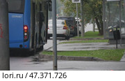 Люди заходят в автобус. Редакционное видео, видеограф Семён Прудий / Фотобанк Лори