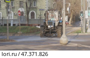 Поливомоечный трактор чистит тротуар утром. Редакционное видео, видеограф Семён Прудий / Фотобанк Лори