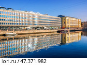 БЦ Лениздат, МВД Российской империи, отражения, набережная реки Фонтанки, Санкт-Петербург. Стоковое фото, фотограф Baturina Yuliya / Фотобанк Лори