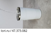 Water is poured into a white thermos mug. Стоковое видео, видеограф Катерина Белякина / Фотобанк Лори