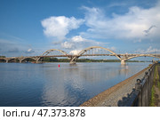 Рыбинский (Волжский) мост через реку Волгу в городе Рыбинске. Ярославская область, Россия (2024 год). Стоковое фото, фотограф Елена Коромыслова / Фотобанк Лори