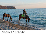 Черное море, осень, закат солнца, всадник на водопое коня,  Краснодарский край, Михайловская бухта. Стоковое фото, фотограф Александр Циликин / Фотобанк Лори