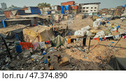 Mumbai, India - December 17, 2018 Dharavi slums in east Mumbai. Bandra District, Maharashtra, India. Редакционное фото, фотограф Mikhail Davidovich / Фотобанк Лори