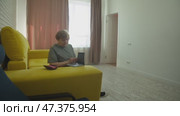 Elderly woman managing home finances and reading a book. Стоковое видео, видеограф Константин Шишкин / Фотобанк Лори