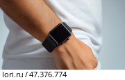 Close-up of a well-built male wrist showcasing a stylish watch in urban setting. Крупный план хорошо накачанного мужского запястья, на котором красуются стильные часы, в городской обстановке. Стоковое AI-изображение, AI-художник Katsiaryna Repich / Фотобанк Лори