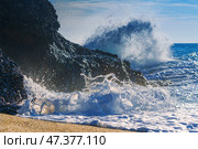 Alanya, Antalya, Türkiye, Turkey, View of the rock covered with splashes of sea foam from the waves, on Cleopatra beach, Mediterranean Sea, in the daytime (2022 год). Стоковое фото, фотограф Сергей Богомяко / Фотобанк Лори