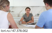 Girl agent agent offers good conditions for insurance or financial loan for spouses. Стоковое видео, видеограф Яков Филимонов / Фотобанк Лори
