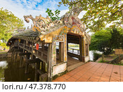 Thanh Toan roofed tile covered bridge, Vietnam (2016 год). Редакционное фото, фотограф Александр Подшивалов / Фотобанк Лори