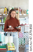 Selective young woman deciding which makeup items to buy in retail store. Стоковое видео, видеограф Яков Филимонов / Фотобанк Лори