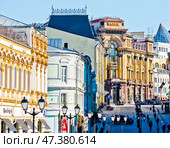 Вид на здание Московского международного торгового банка (сейчас Банк ВТБ). Весна. Солнечный день. Москва. Россия. Редакционное фото, фотограф E. O. / Фотобанк Лори