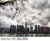 Lantau Island, Hong Kong - April 09, 2024: Lantau Island skyline under dramatic clouds near Hong Kong's waterfront. Стоковое фото, фотограф Кривошеина Елена Леонидовна / Фотобанк Лори