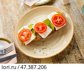 Open-faced sandwich with tomato, avocado, and cheese. Стоковое фото, фотограф Яков Филимонов / Фотобанк Лори