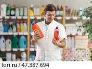 Adult man choosing unclogging gel in store. Стоковое фото, фотограф Яков Филимонов / Фотобанк Лори