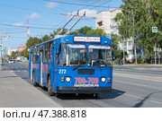 Троллейбус ЗиУ-682Г на городской улице солнечным летним днем. Йошкар-Ола (2024 год). Редакционное фото, фотограф Виктор Карасев / Фотобанк Лори