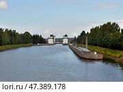 Заход теплохода в шлюз № 1 Волго-Балтийского канала в городе Вытегре Вологодской области (2024 год). Редакционное фото, фотограф Вера Смолянинова / Фотобанк Лори
