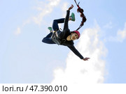 Belarus, Gomel, May 01 2017.Jumping with a rope.The brave girl jumped from the bridge and flies in the sky.Engage in ropejumping.Dangerous hobbies. Редакционное фото, фотограф Лазаренко Светлана / Фотобанк Лори