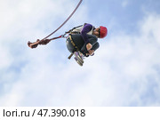 Belarus, Gomel, May 06 2017.Jumping with a rope.Flight down on the rope.Engage in ropejumping.Dangerous hobbies. Редакционное фото, фотограф Лазаренко Светлана / Фотобанк Лори