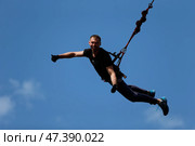 Belarus, Gomel, May 06 2017.Jumping with a rope.Flight down on the rope.Engage in ropejumping.Dangerous hobbies. Редакционное фото, фотограф Лазаренко Светлана / Фотобанк Лори