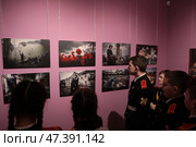 Кадетский класс в зале с фотографиями Павла Волкова на тему войны на Донбассе. Редакционное фото, фотограф Дмитрий Неумоин / Фотобанк Лори