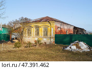 Старинный каменный дом на улице 3-го Интернационала в поселке Мстёра. Стоковое фото, фотограф Сергей Овчинников / Фотобанк Лори