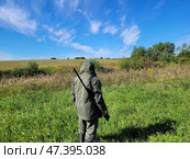 Охотник ранней осенью в поле у реки Шивороны в Киреевском охотничьем угодье Тульской области. Стоковое фото, фотограф Алексей Кузьмин / Фотобанк Лори
