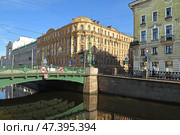 Voznesensky Bridge over Griboyedov Canal, single-span metal bridge of frame construction. Saint Petersburg, Russia (2024 год). Редакционное фото, фотограф Валерия Попова / Фотобанк Лори