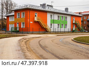 Яркое здание современного дизайна образовательного учреждения во Фрязино. Стоковое фото, фотограф Владимир Шипикин / Фотобанк Лори