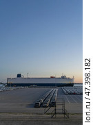 Ro-Ro Ship and New Cars on Large Parking Lot in Port. Стоковое фото, фотограф Максим Забаровский / Фотобанк Лори