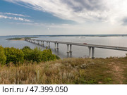 Алексеевский мост через реку Кама, Куйбышевское водохранилище, Татарстан. Общая протяженность мостового перехода составляет 13 967 метров. Стоковое фото, фотограф Pukhov K / Фотобанк Лори