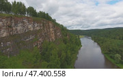 River and cave in rock in Ural mountains. Стоковое видео, видеограф Михаил Коханчиков / Фотобанк Лори