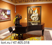 Посетительница фотографирует картину Рубенса "Кающаяся Мария Магдалина с сестрой Марфой". Музей гравюры и рисунка ИГМИИ, Ирбит, Свердловская область (2020 год). Редакционное фото, фотограф Алексей Иванов / Фотобанк Лори