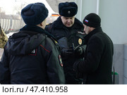 Полицейские проверяют документы у гражданина на станции Лужники. Москва (2017 год). Редакционное фото, фотограф Free Wind / Фотобанк Лори