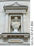 Вице-адмирал В. А. Корнилов (1806–1854) Бюст в нише здания панорамы «Оборона Севастополя 1854—1855 гг.». Севастополь, Крым (2016 год). Редакционное фото, фотограф Александр Щепин / Фотобанк Лори