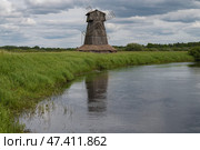 Cтарая деревянная мельница (декорация для съемок исторических фильмов) на реке Сороть облачным июньским днем. Урочище Лосковицы (Лосковское). Псковская область, Россия (2024 год). Стоковое фото, фотограф Виктор Карасев / Фотобанк Лори