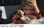 The child eats milk pasta soup for breakfast. Стоковое фото, фотограф Mikhail Davidovich / Фотобанк Лори