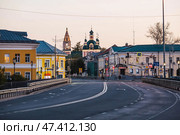 Pereslavl-Zalessky, September 9, 2024, Yaroslavl region. View of Rostovskaya street and the Church of Simeon Stylites in the early morning. Редакционное фото, фотограф Photojuli / Фотобанк Лори