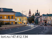 Pereslavl-Zalessky, September 9, 2024, Yaroslavl region. View of Rostovskaya street and the Church of Simeon Stylites in the early morning. Редакционное фото, фотограф Photojuli / Фотобанк Лори
