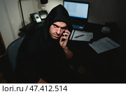 "Ночной хакер за работой" "Таинственный звонок в темноте" "Киберпреступник на связи" "Работа в тени: ночной звонок" Телефонное мошенничество. Обман по телефону. Стоковое AI-изображение, AI-художник Сергей Расторгуев / Фотобанк Лори