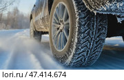 Icy car. Ice-covered vehicle. Frozen Auto Covering by Snow. Vehicle during Snowstorm. Hazardous Winter Road Driving. Cold Season. Corrosion, Rust. Close-up of tires. Trail of tread marks in thick snow. Стоковое AI-видео, аниматор Марина Демидюк / Фотобанк Лори