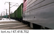 Russian Railways is the composition of trade passenger cars, rails, sleepers moving lights winter. Стоковое видео, видеограф Алексей Сергеев / Фотобанк Лори