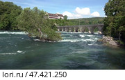 Река Рейн в городе Шаффхаузен. Швейцария. Май. The Rhine River in the city of Schaffhausen. Switzerland. May. Стоковое видео, видеограф Горшков Александр / Фотобанк Лори