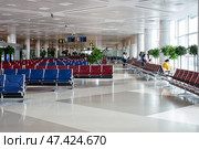 boarding waiting area at Qatar Doha airport. Few people, many empty seats (2009 год). Редакционное фото, фотограф Ирина Мойсеева / Фотобанк Лори